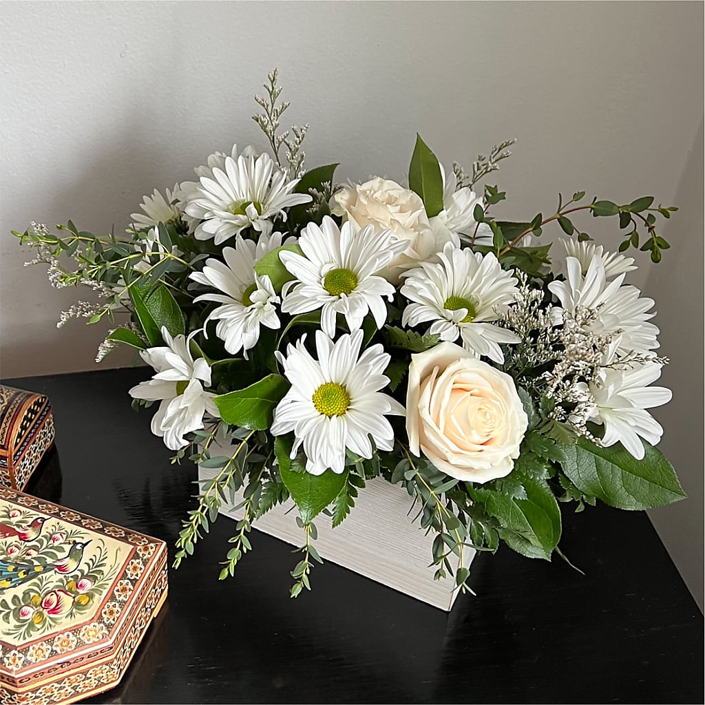 Fresh Linen Box Bouquet – LA DEANNE'S FLORIST, Cuthbert GA